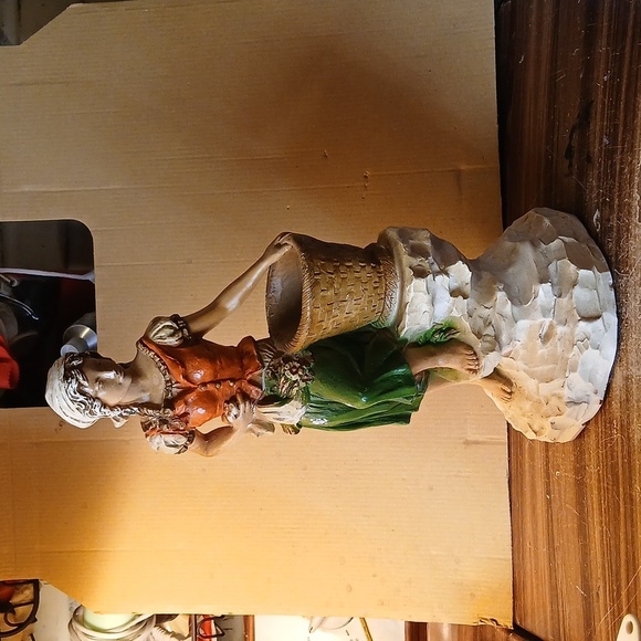 Vintage 1975 Universal Statuary CO girl Planter - Picture 1 of 2